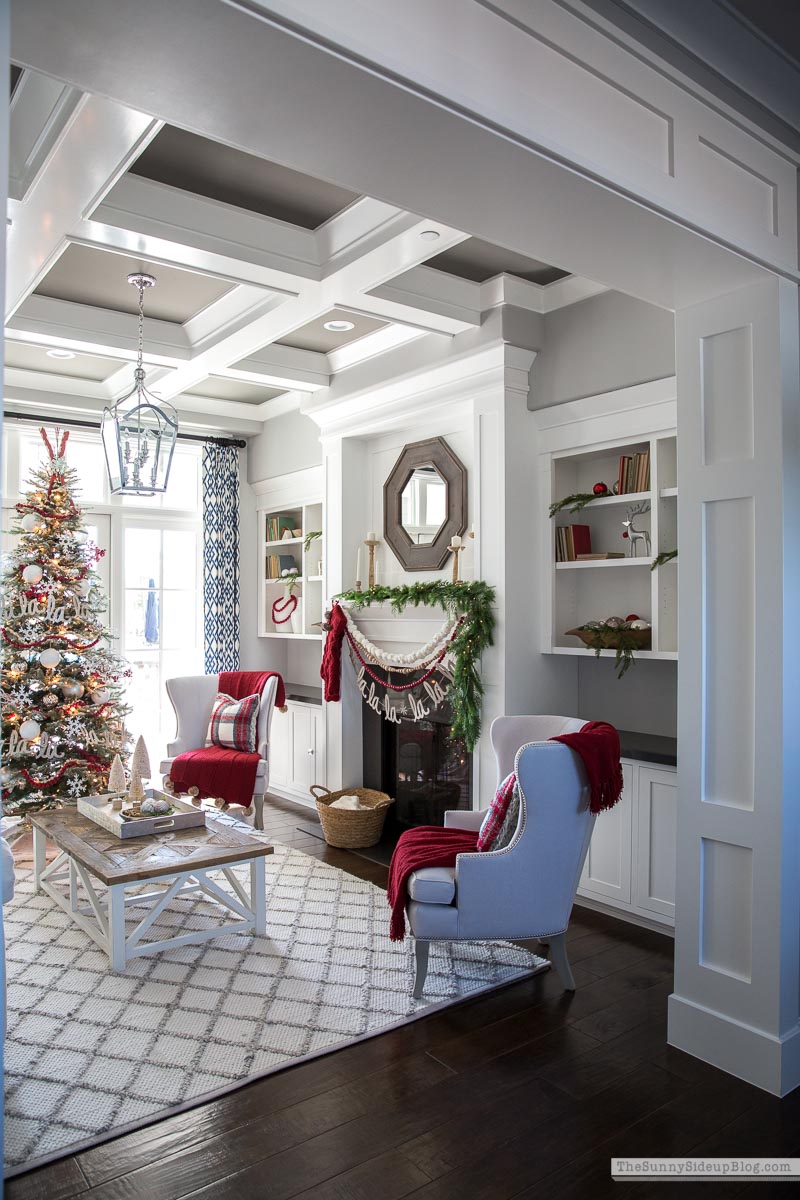 Living Room Christmas Decor (Sunny Lifestyles)