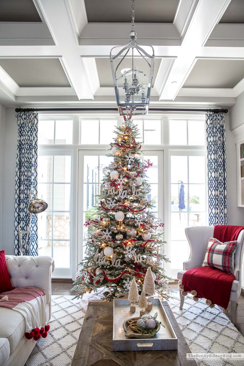 Living Room Christmas Decor (Sunny Lifestyles)