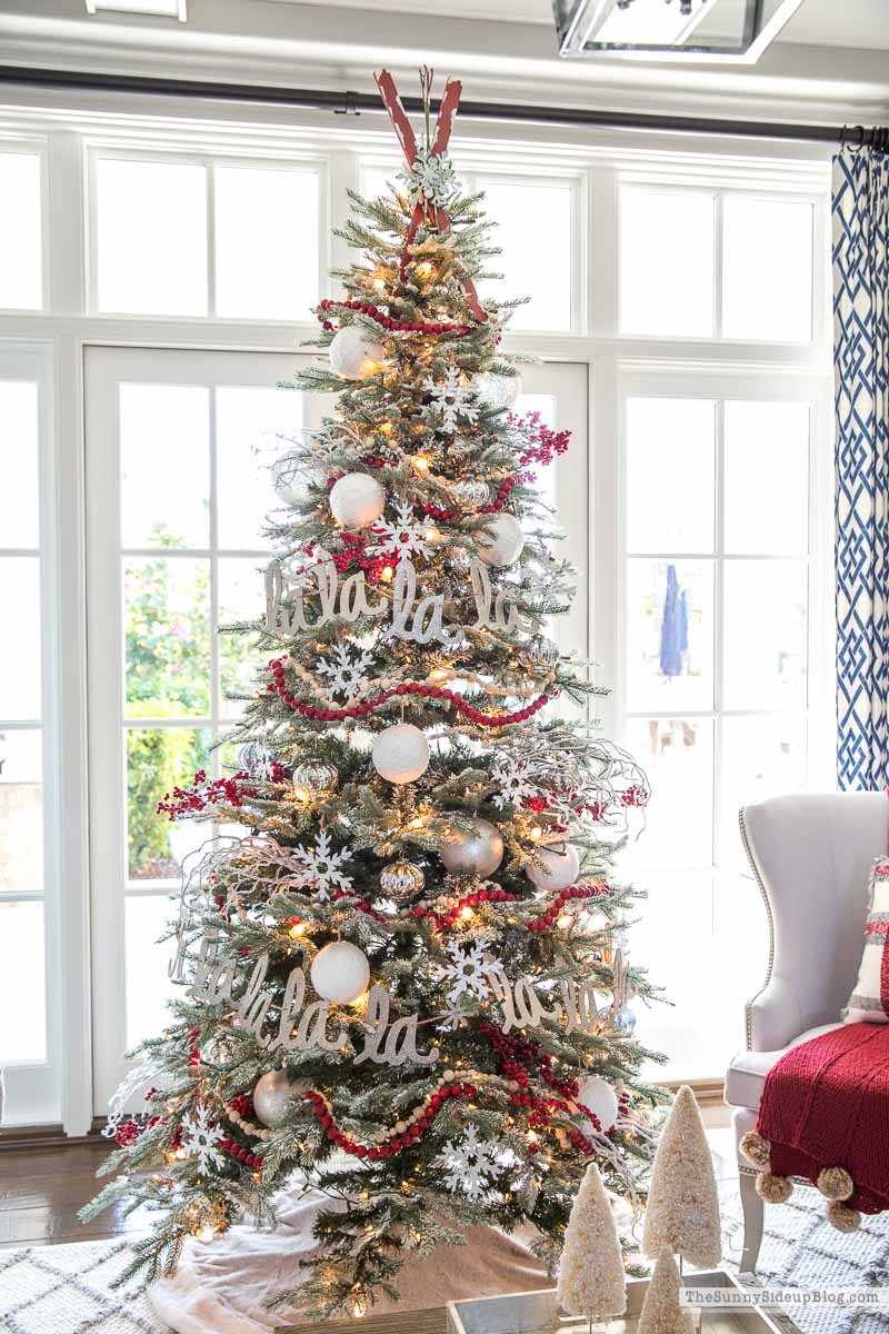 Living Room Christmas Decor (Sunny Lifestyles)