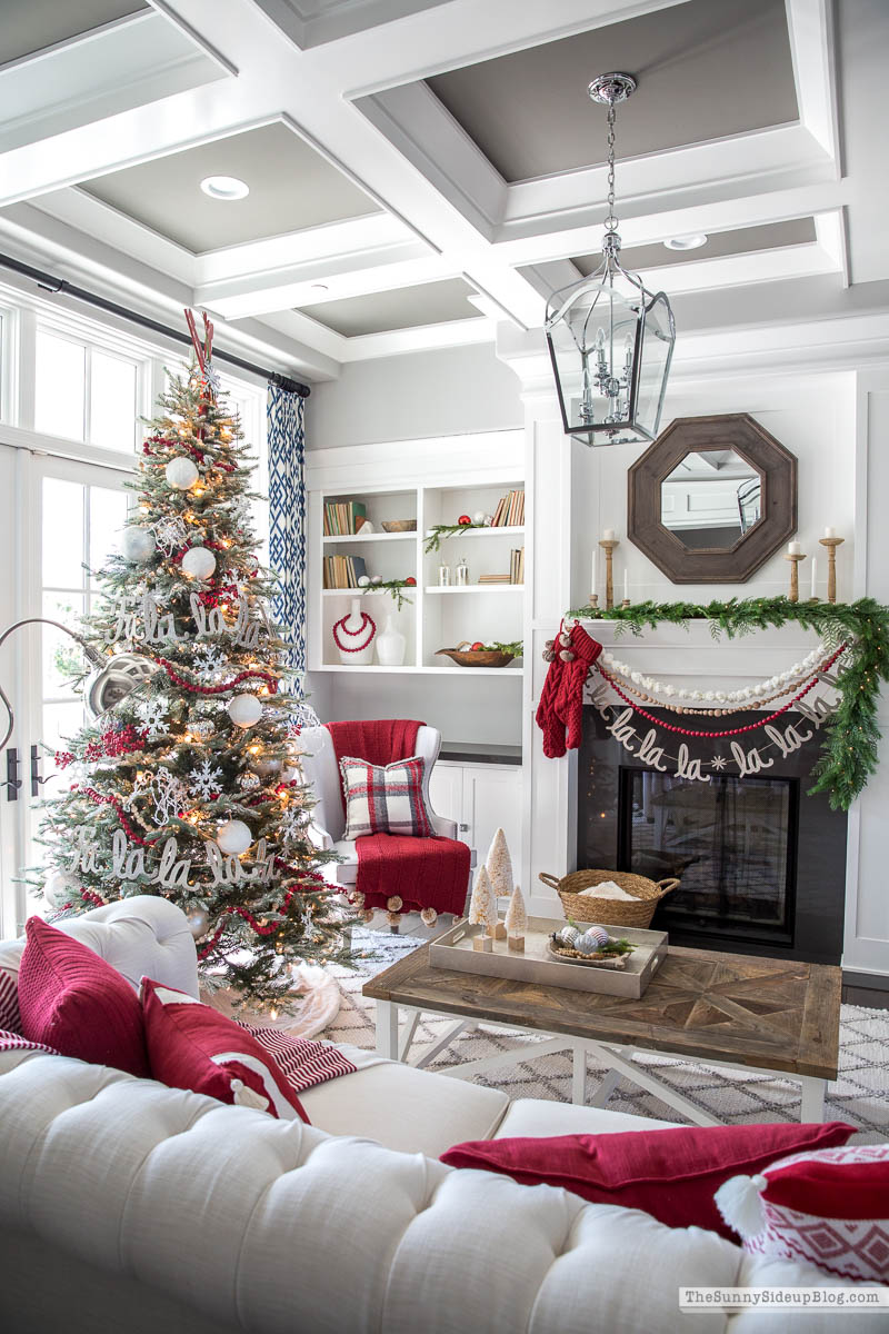 Living Room Christmas Decor (Sunny Lifestyles)