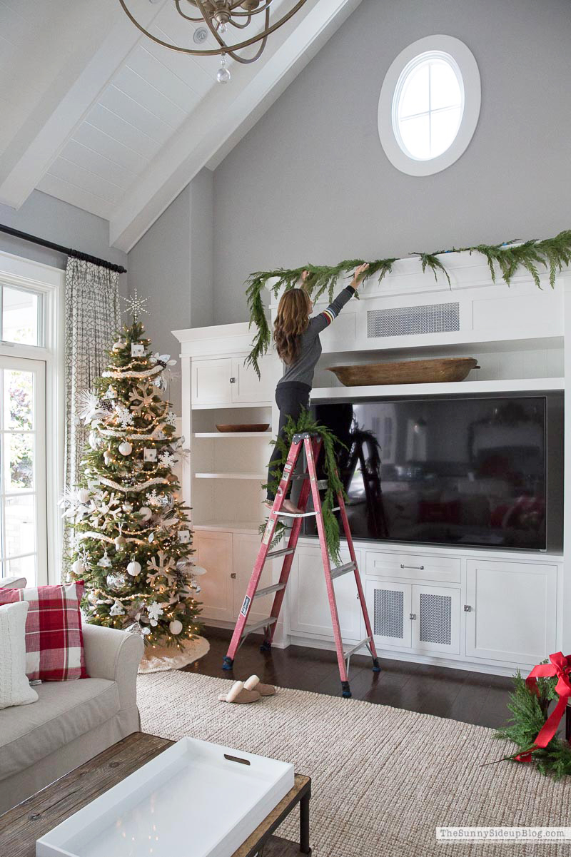 Christmas Family Room Decor (Sunny Lifestyles)