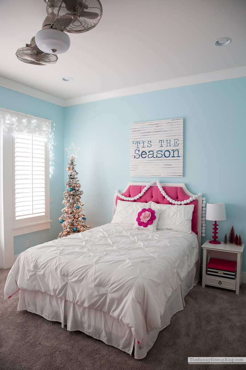 Girl's Bedroom Christmas Decor (Sunny Lifestyles)