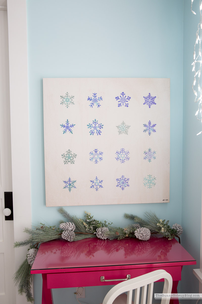 Girl's Bedroom Christmas Decor (Sunny Lifestyles)