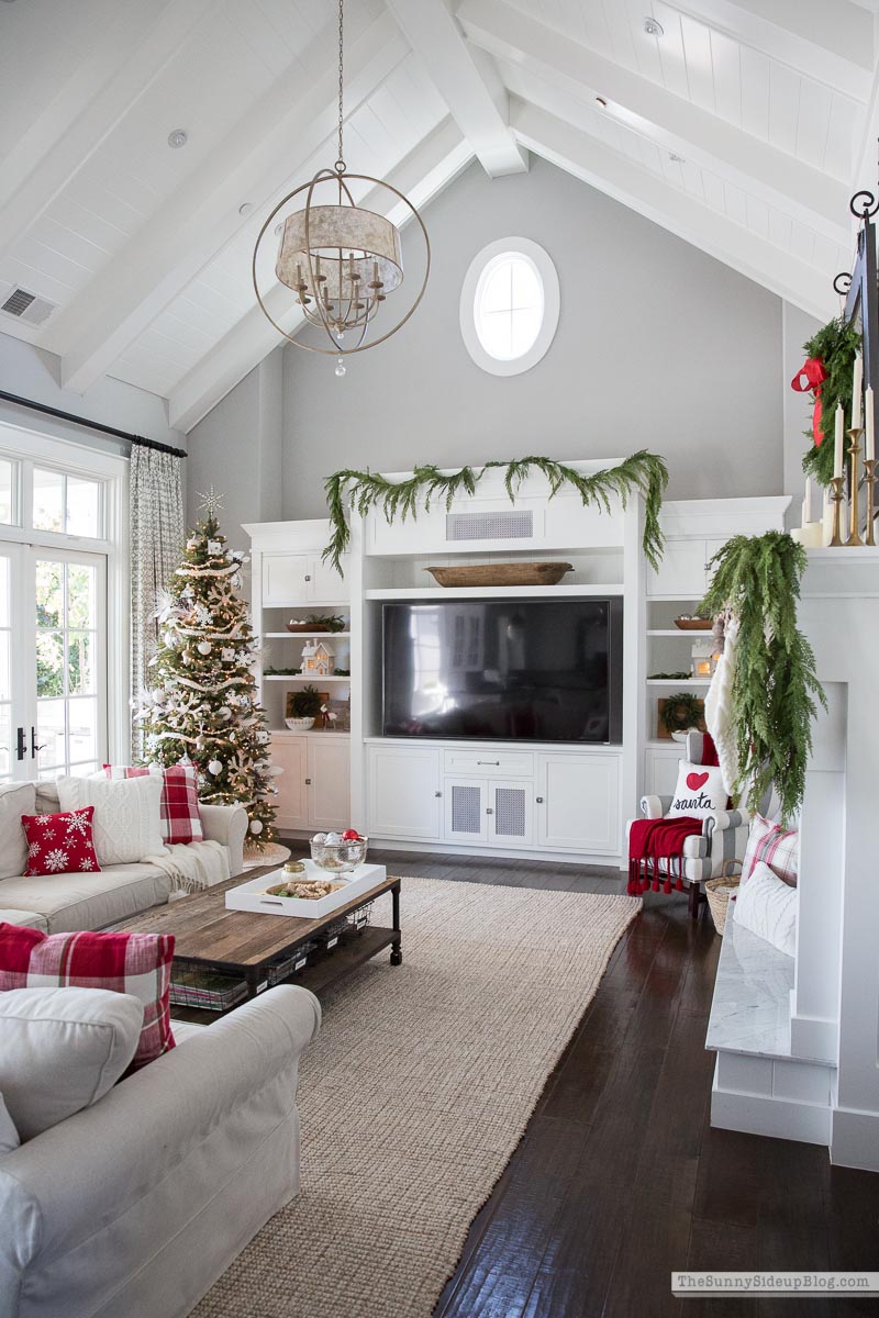 Christmas Family Room Decor (Sunny Lifestyles)