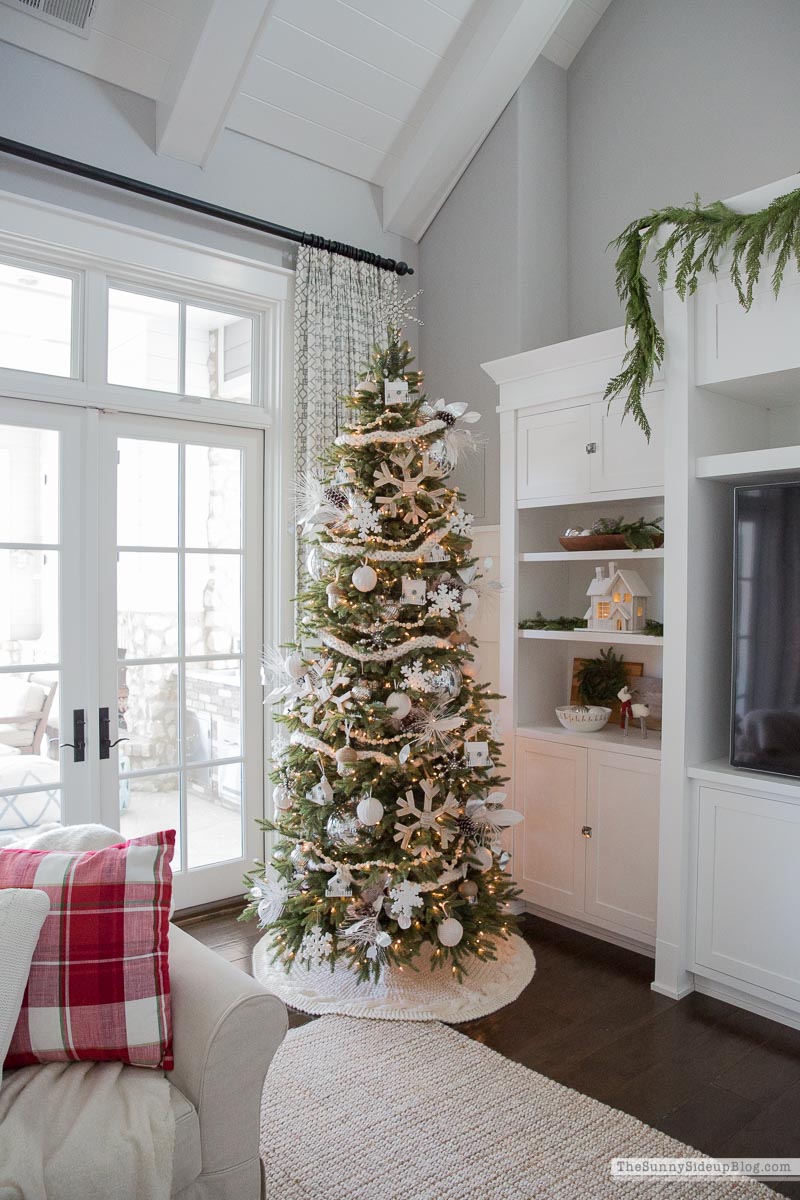 Christmas Family Room Decor (Sunny Lifestyles)