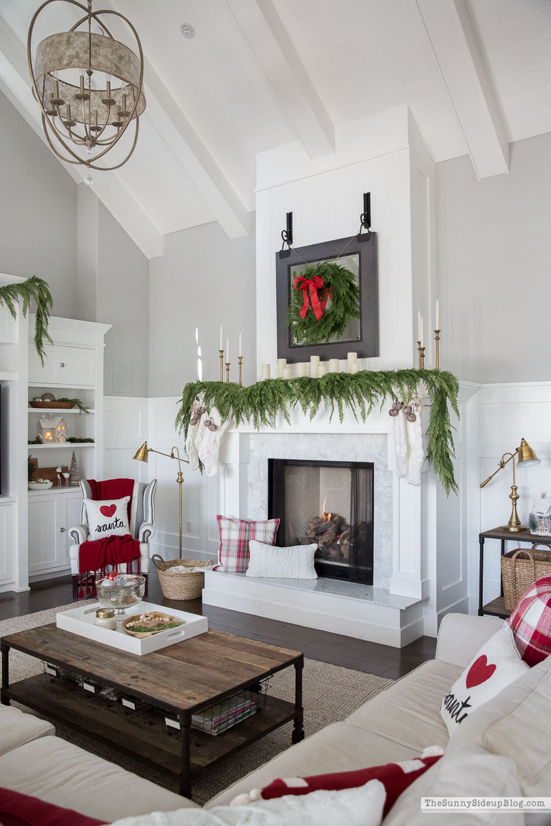 Christmas Family Room Decor (Sunny Lifestyles)