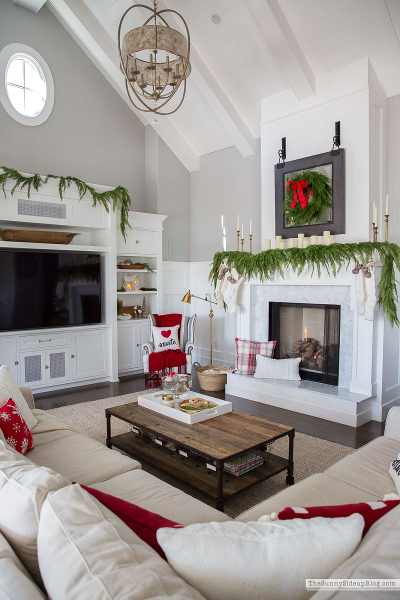 Christmas Family Room Decor (Sunny Lifestyles)