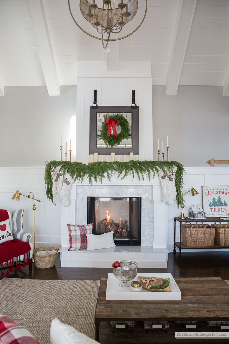 Christmas Family Room Decor (Sunny Lifestyles)