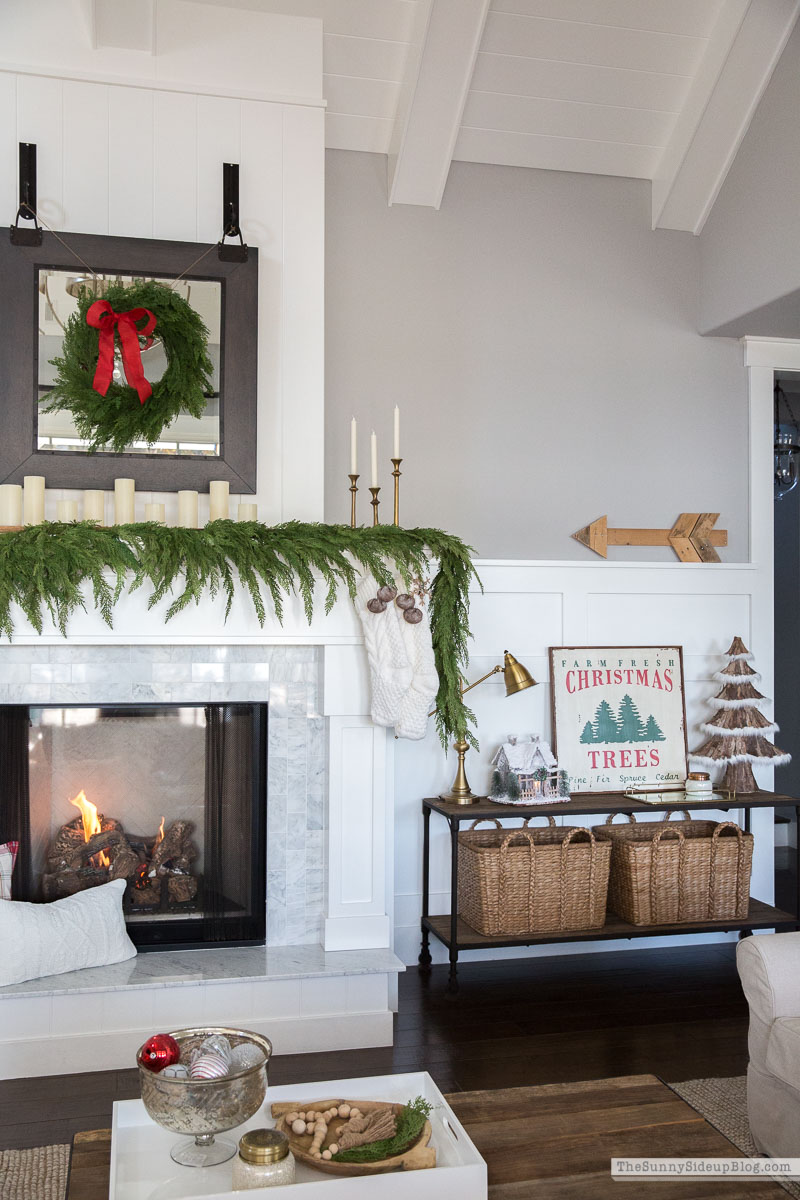 Christmas Family Room Decor (Sunny Lifestyles)