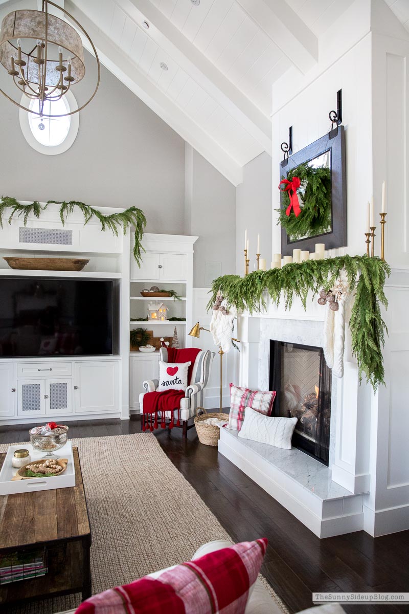 Christmas Family Room Decor (Sunny Lifestyles)