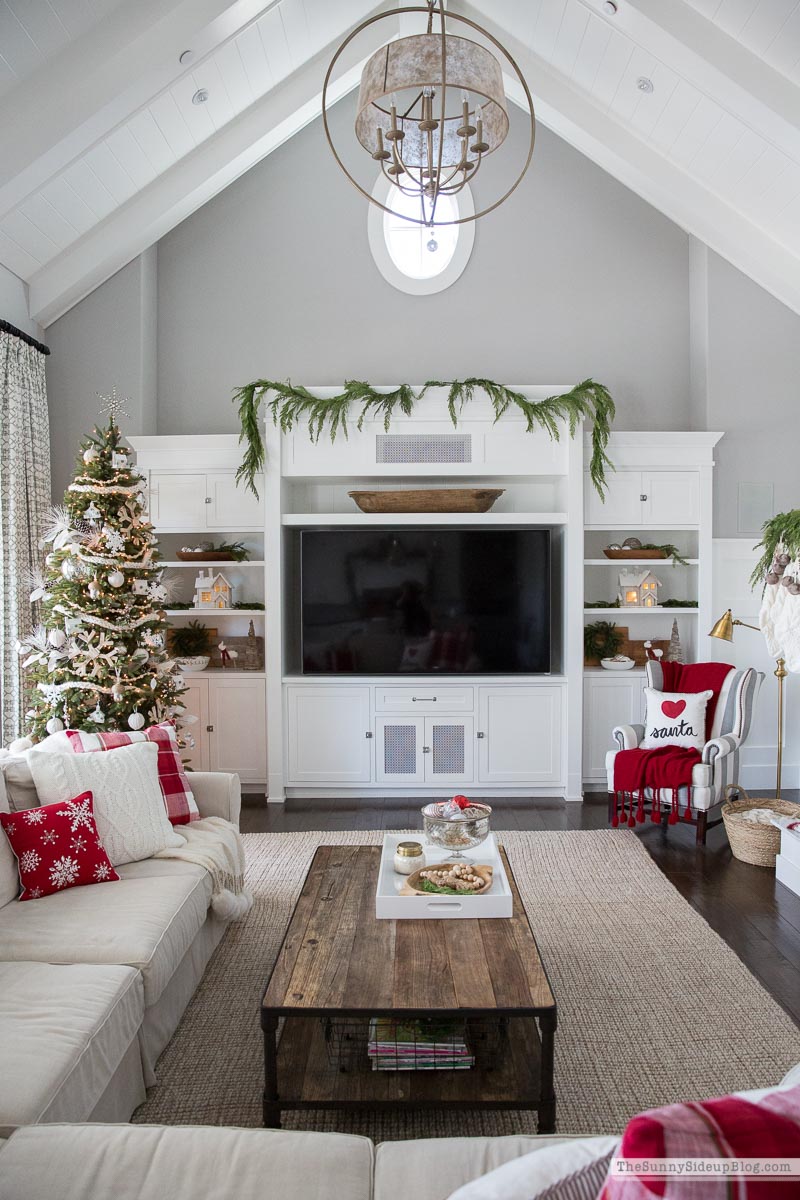 Christmas Family Room Decor (Sunny Lifestyles)