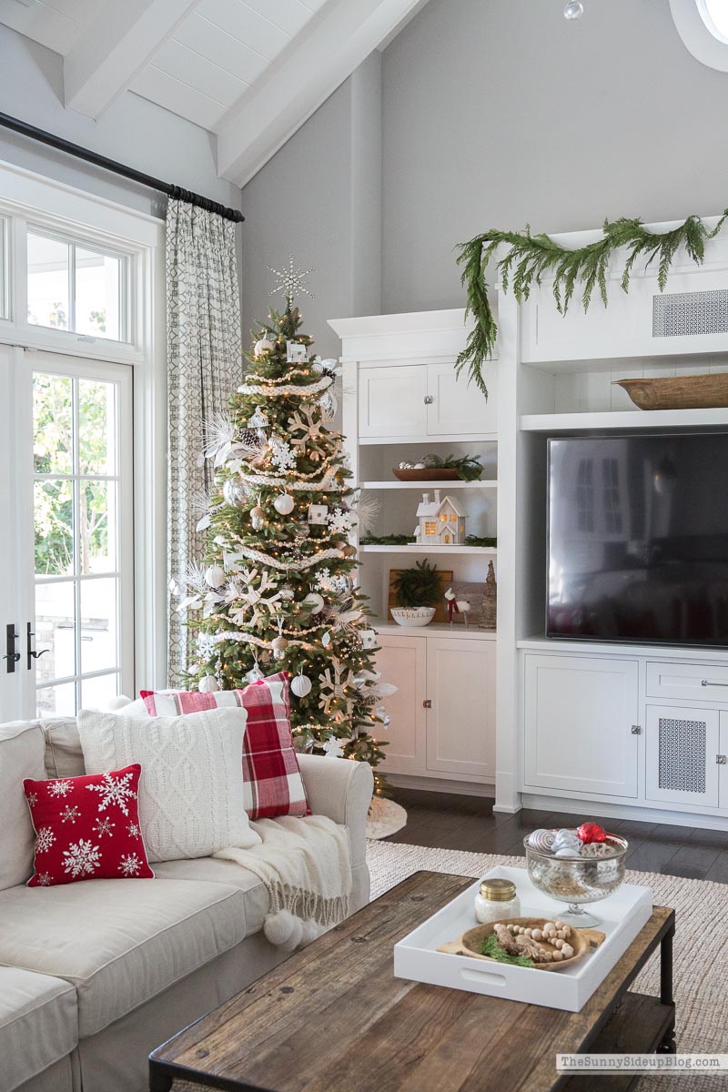 Christmas Family Room Decor (Sunny Lifestyles)