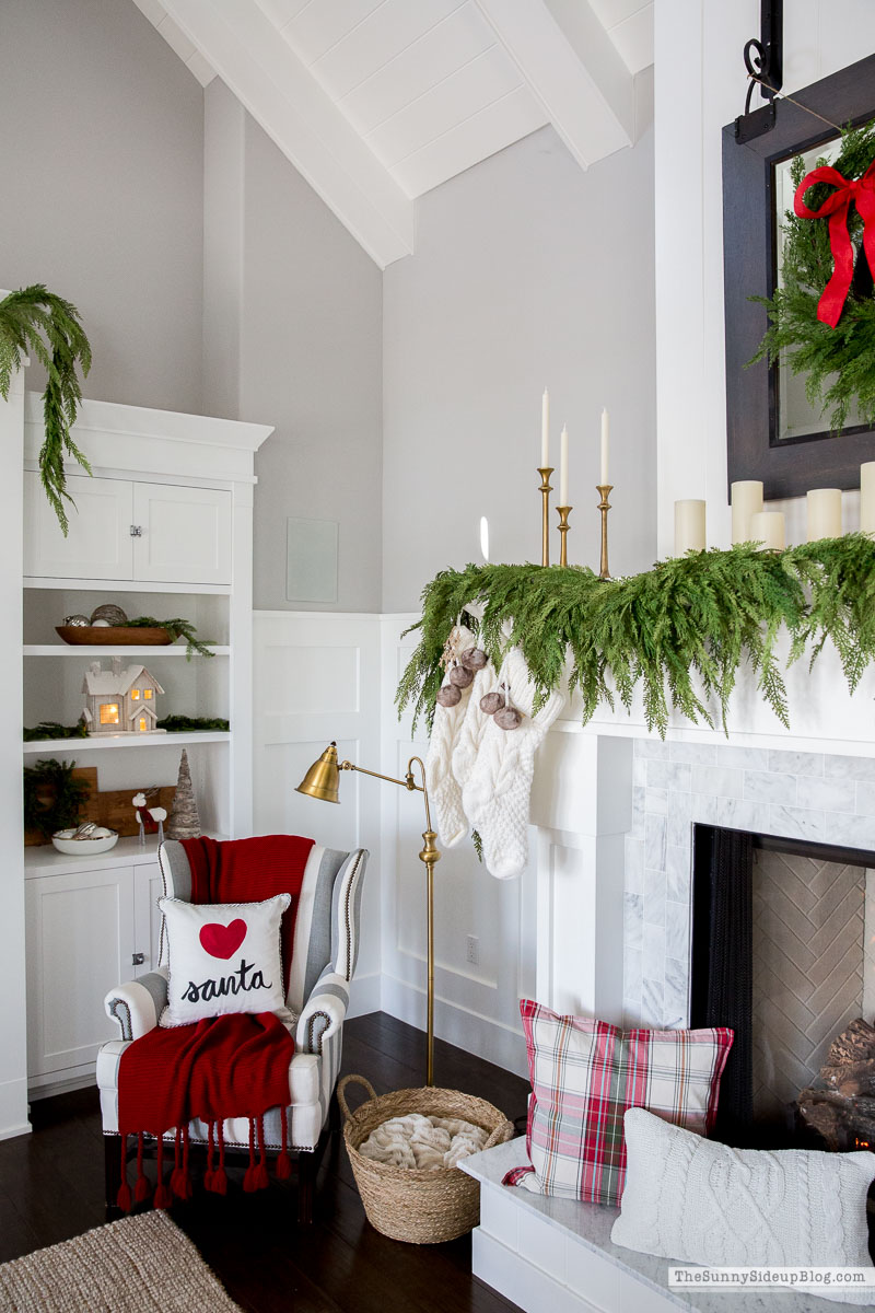 Christmas Family Room Decor (Sunny Lifestyles)