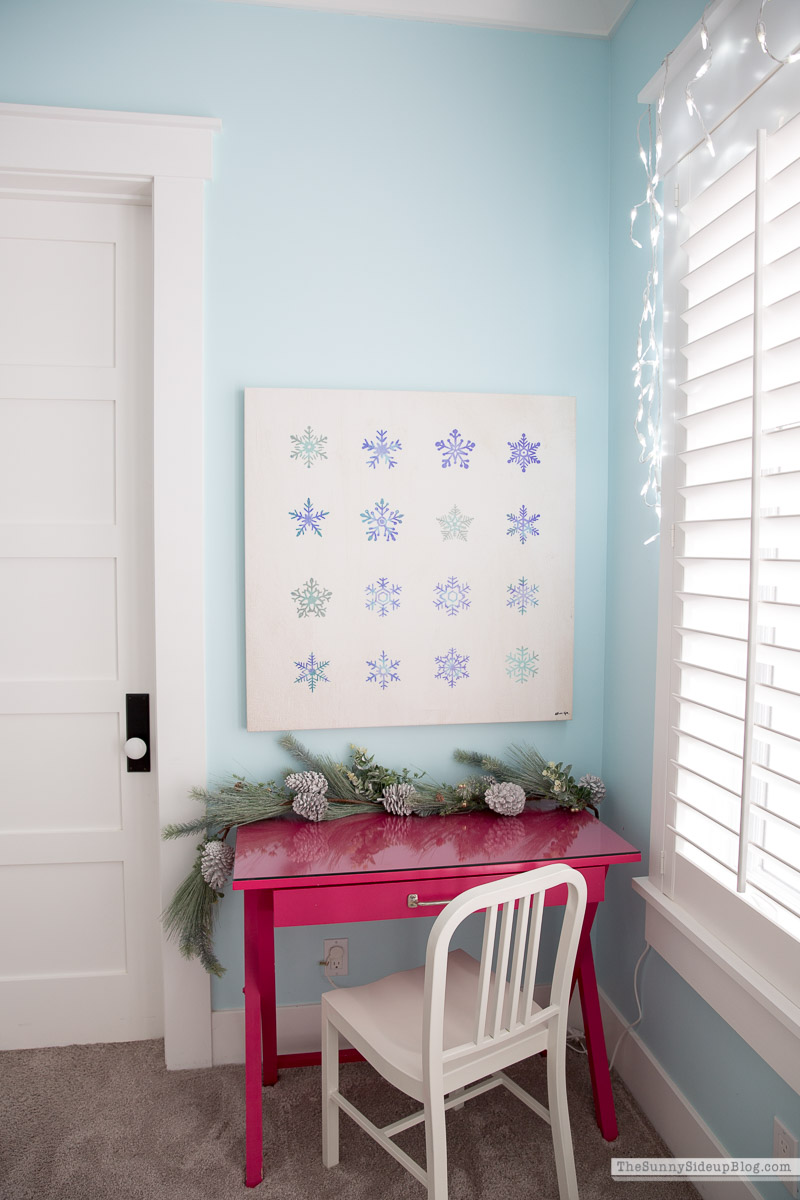 Girl's Bedroom Christmas Decor (Sunny Lifestyles)