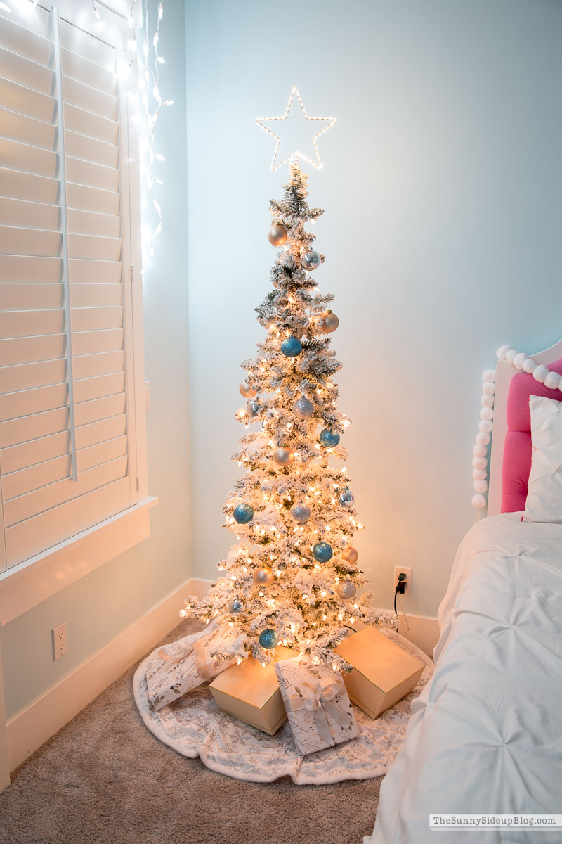 Girl's Bedroom Christmas Decor (Sunny Lifestyles)