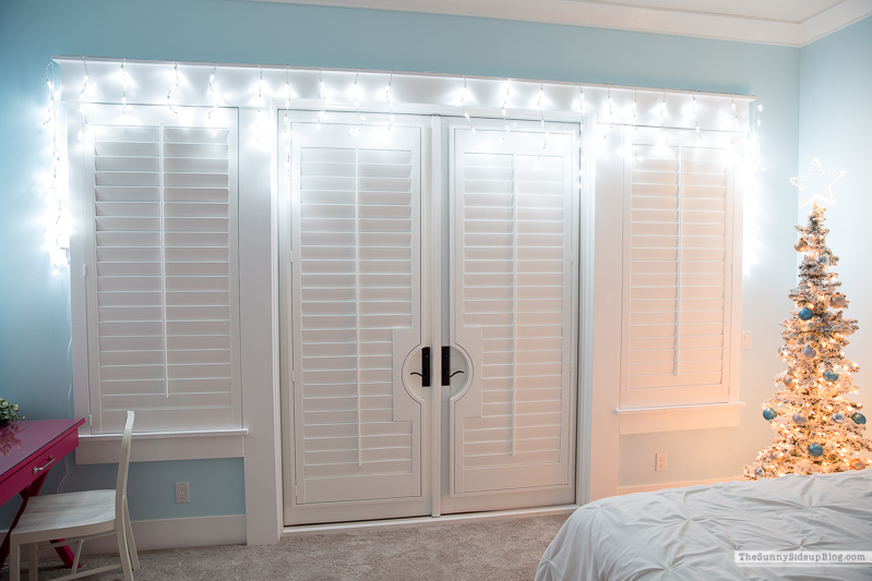 Girl's Bedroom Christmas Decor (Sunny Lifestyles)