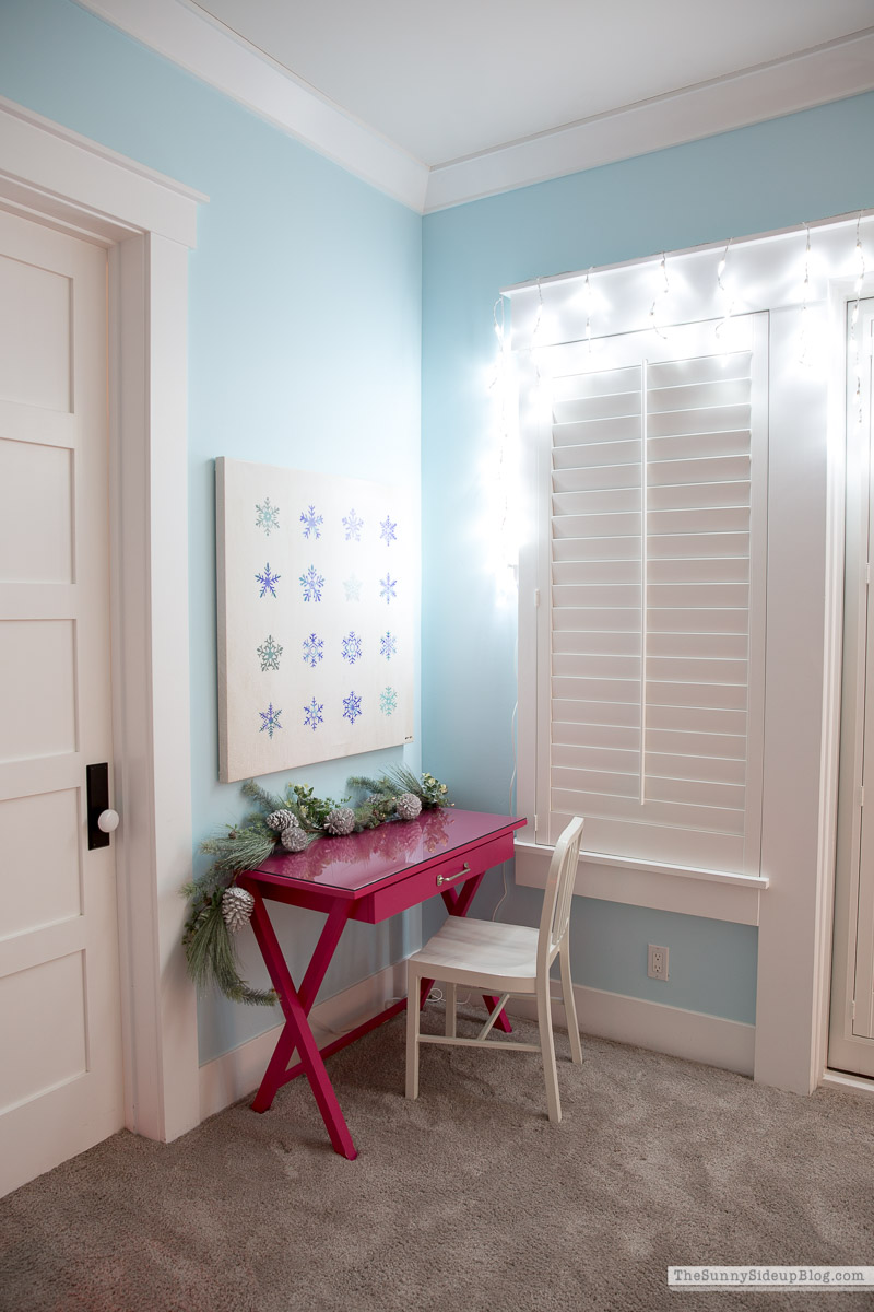 Girl's Bedroom Christmas Decor (Sunny Lifestyles)