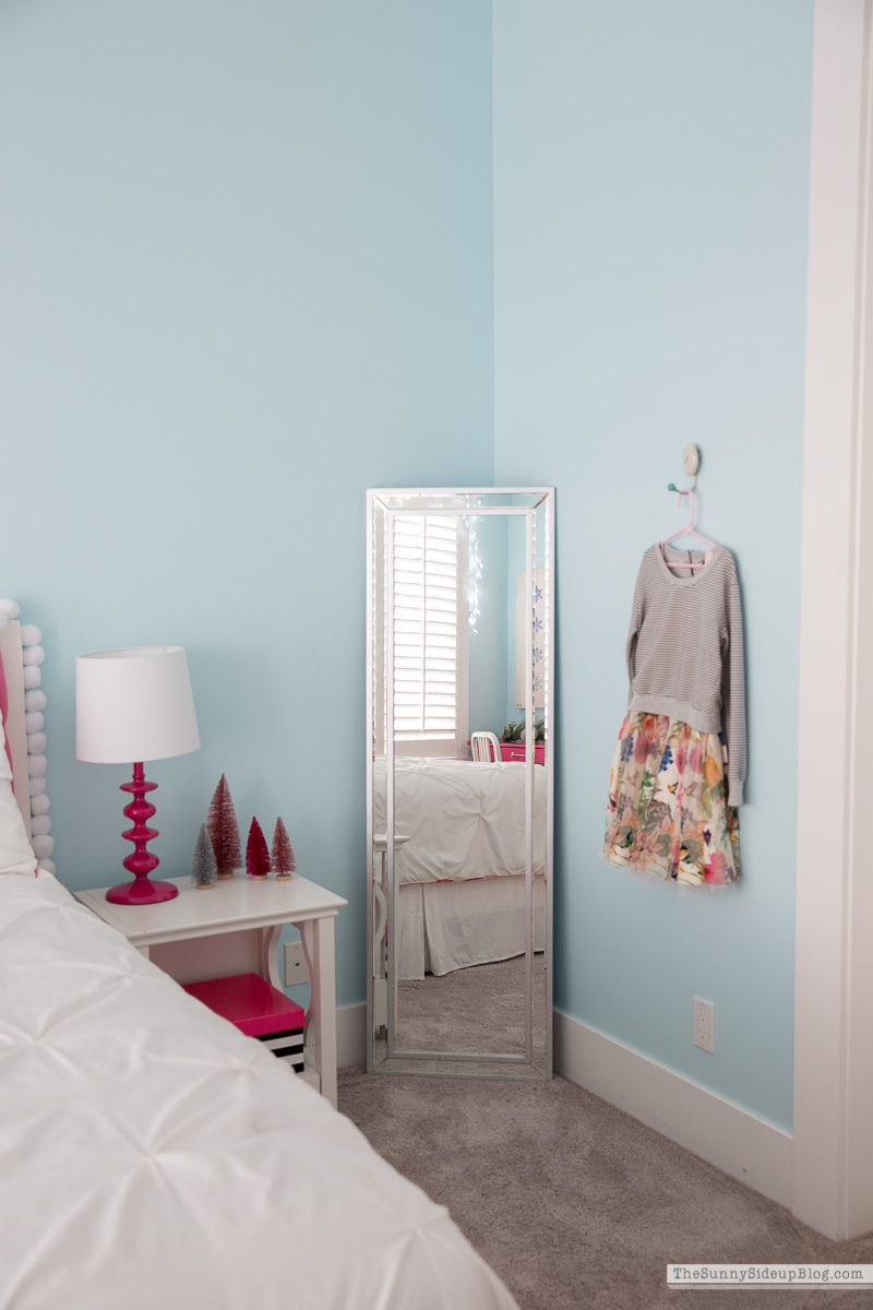 Girl's Bedroom Christmas Decor (Sunny Lifestyles)