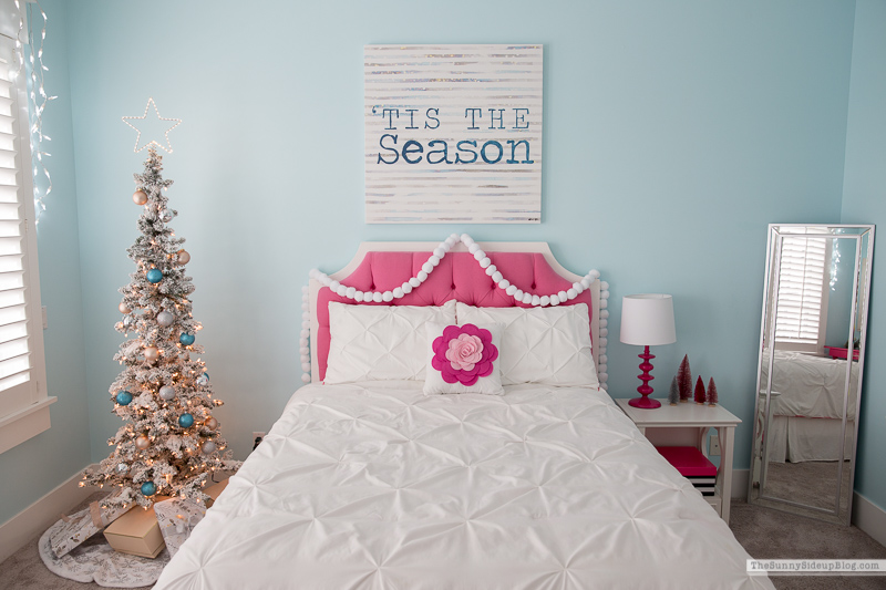 Girl's Bedroom Christmas Decor (Sunny Lifestyles)
