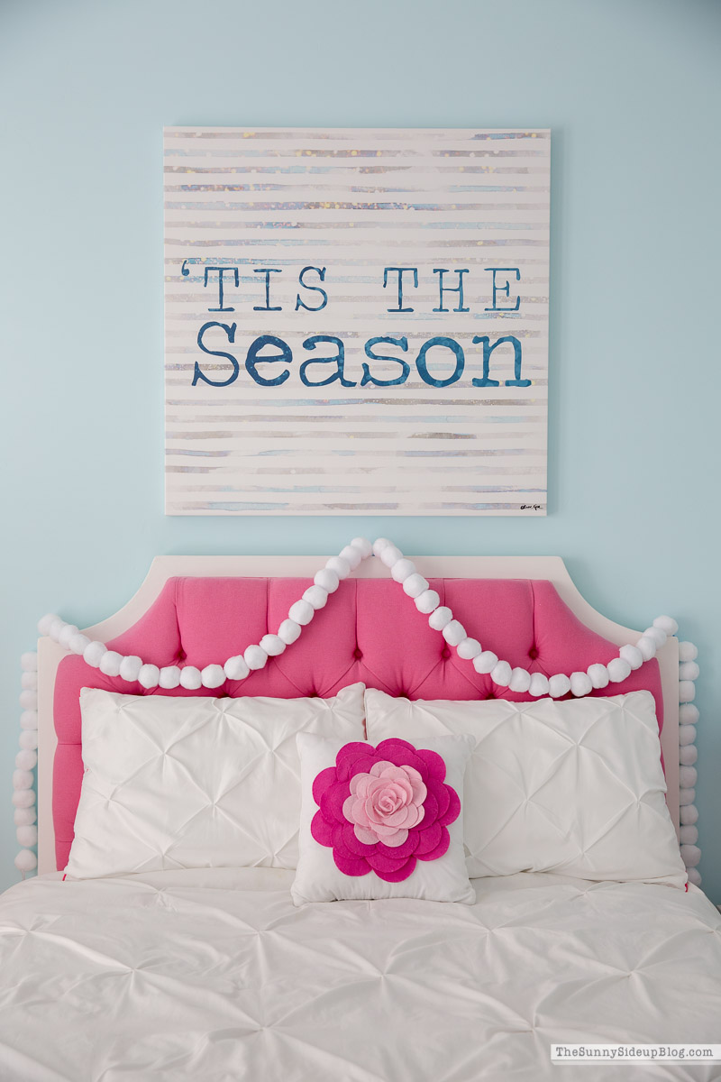 Girl's Bedroom Christmas Decor (Sunny Lifestyles)