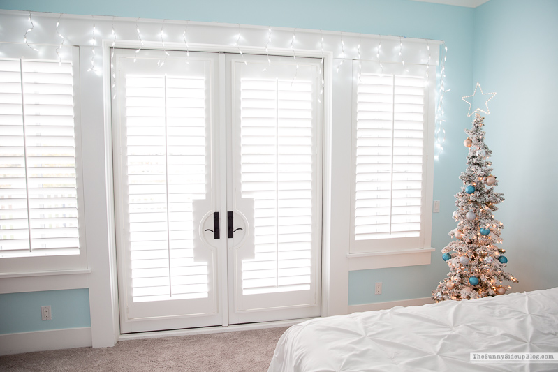 Girl's Bedroom Christmas Decor (Sunny Lifestyles)