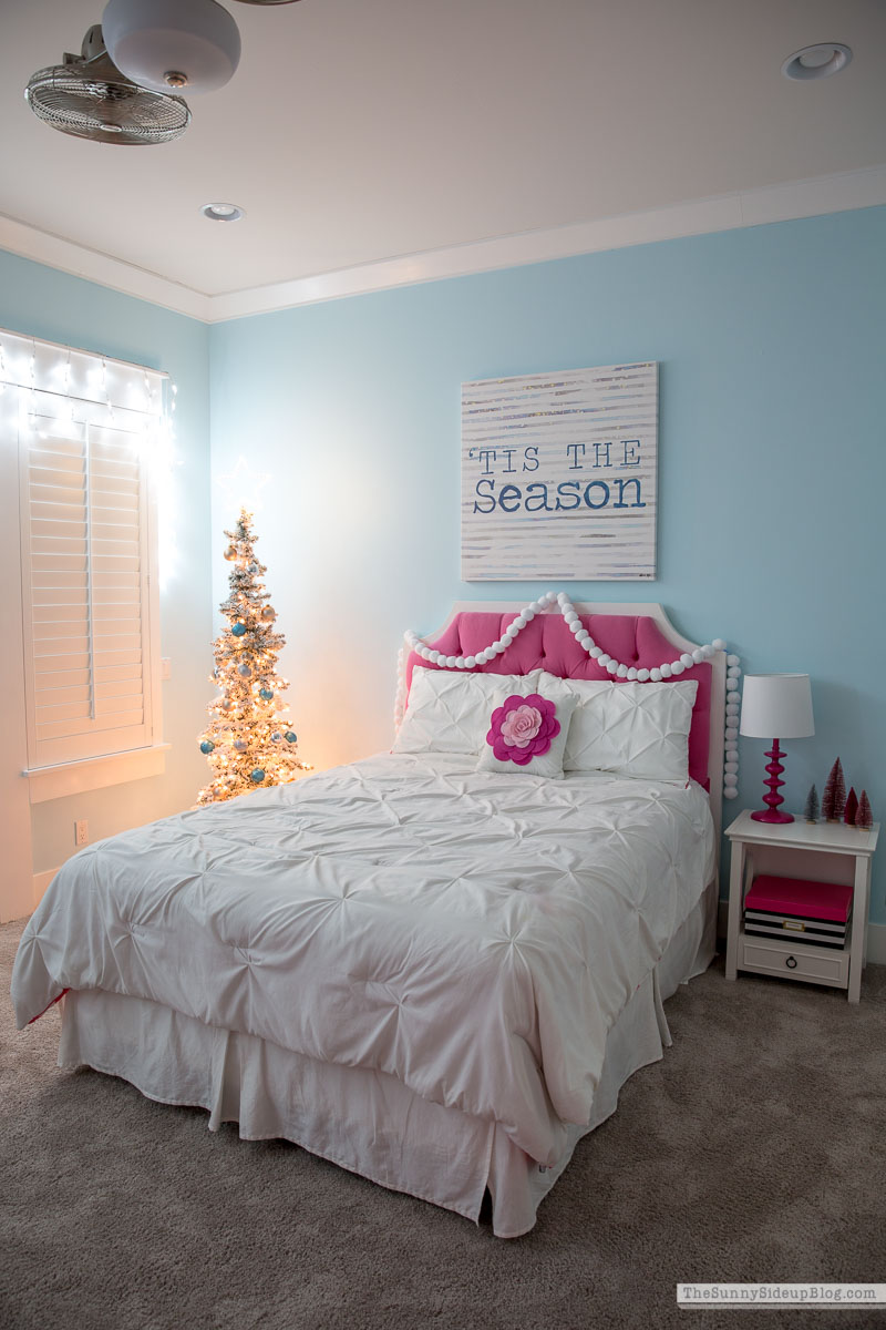 Girl's Bedroom Christmas Decor (Sunny Lifestyles)