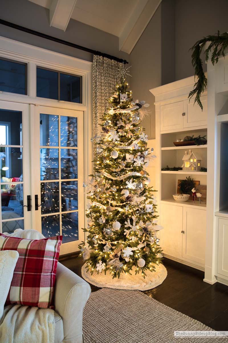 Christmas Family Room Decor (Sunny Lifestyles)