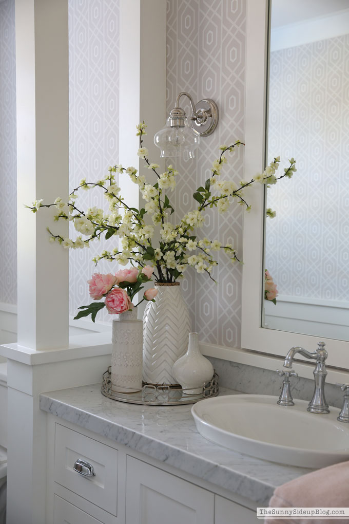organized powder bathroom (Sunny Lifestyles)