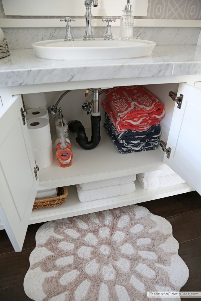 organized powder bathroom (Sunny Lifestyles)