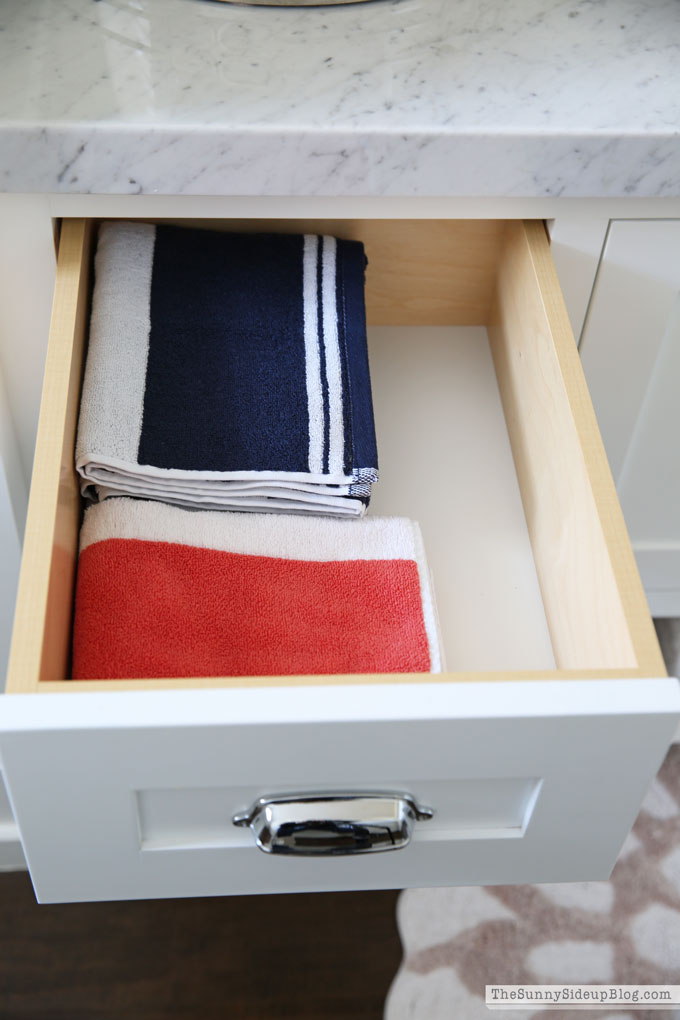 organized powder bathroom (Sunny Lifestyles)