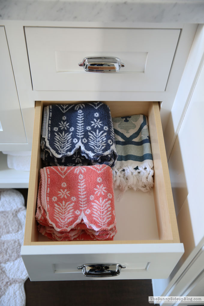 organized powder bathroom (Sunny Lifestyles)