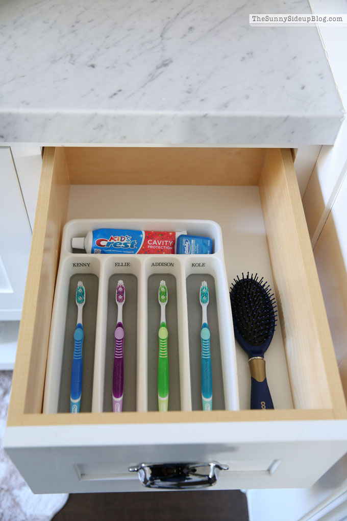 organized powder bathroom (Sunny Lifestyles)