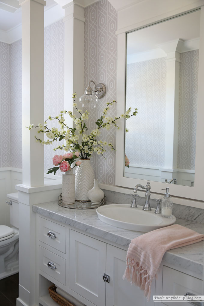 organized powder bathroom (Sunny Lifestyles)