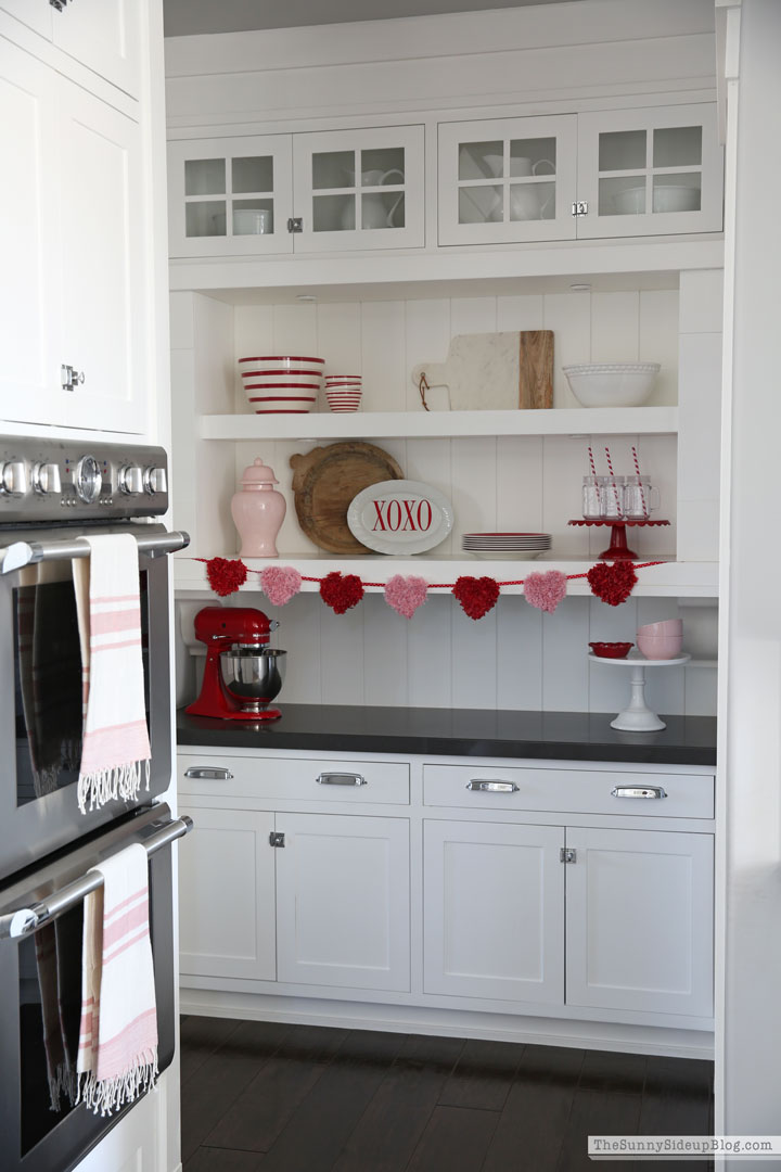 Rule of three - shelf styling (Sunny Lifestyles)
