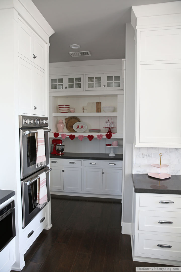 Rule of three - shelf styling (Sunny Lifestyles)