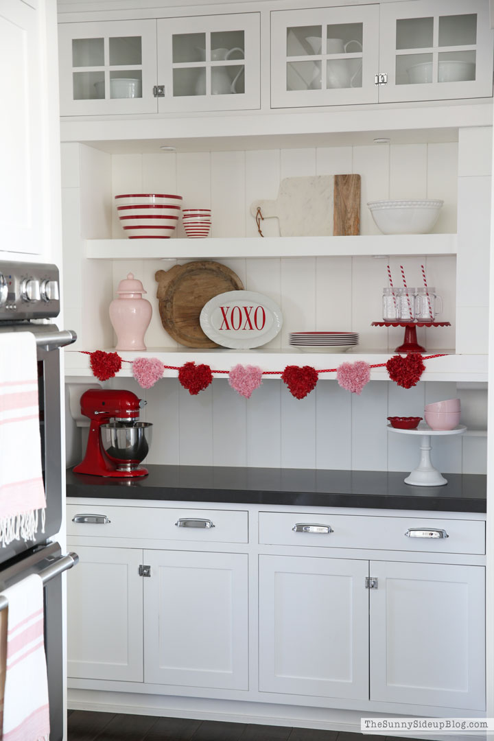 Rule of three - shelf styling (Sunny Lifestyles)
