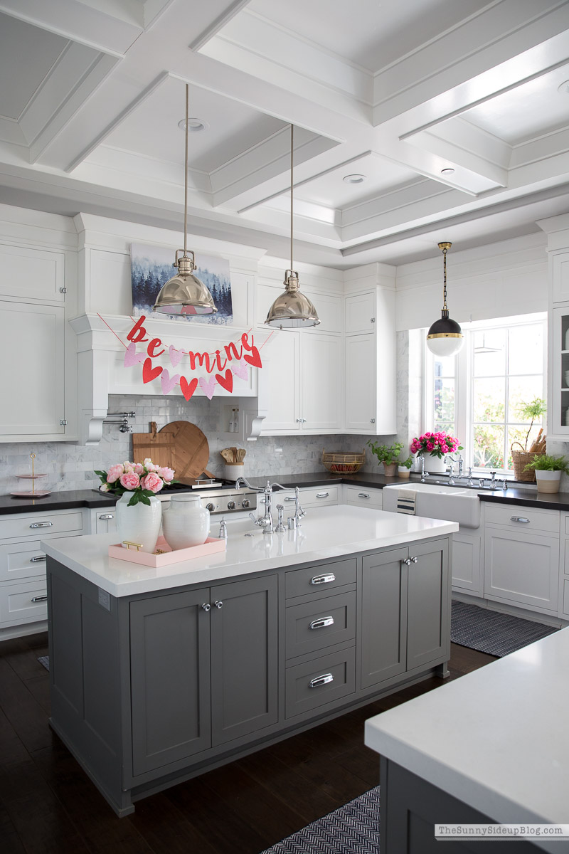 Rule of three - shelf styling (Sunny Lifestyles)