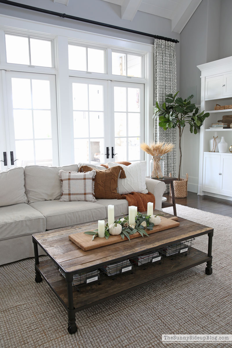 Fall coffee table styling (Sunny Lifestyles)
