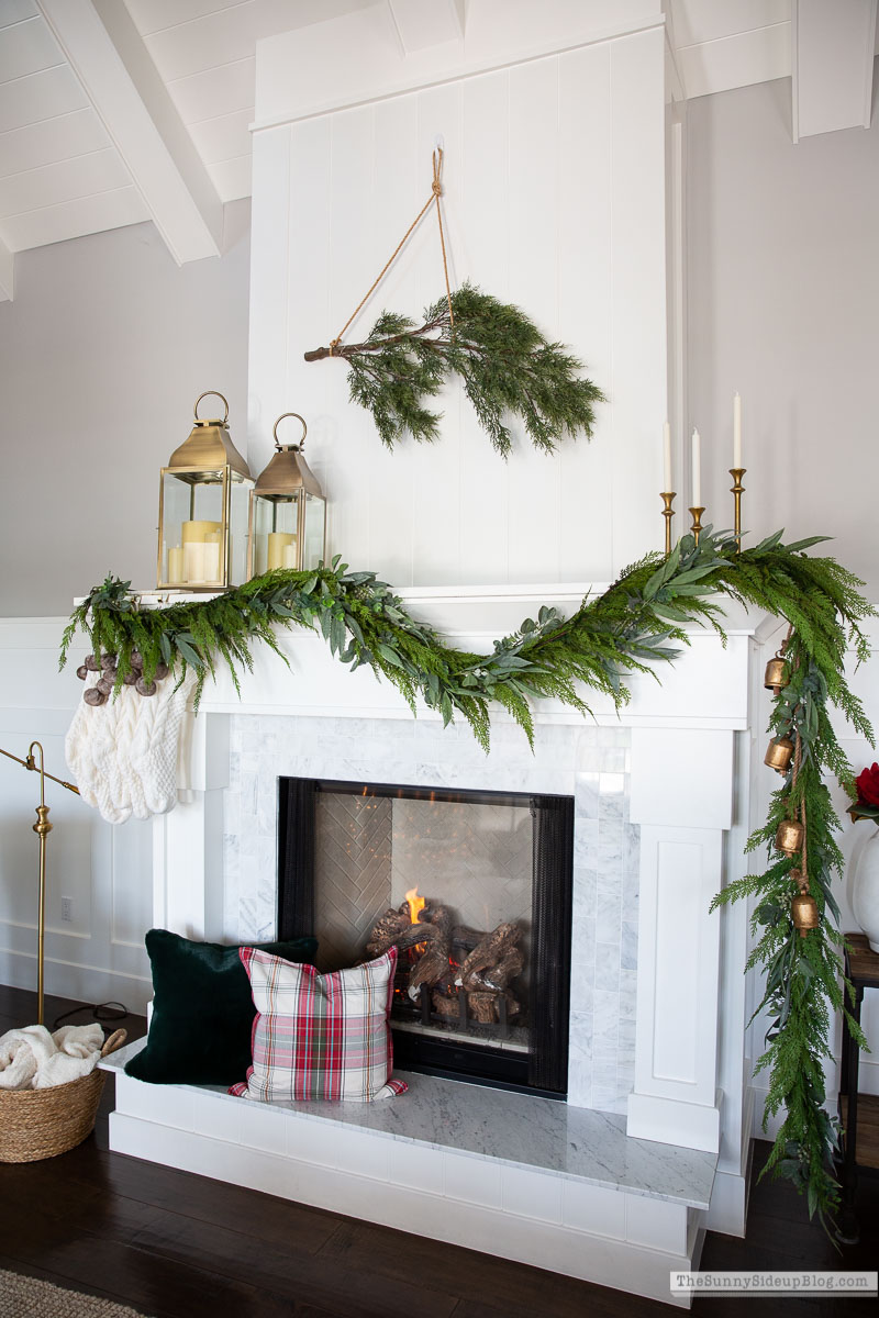 Christmas Fireplace (Sunny Lifestyles)