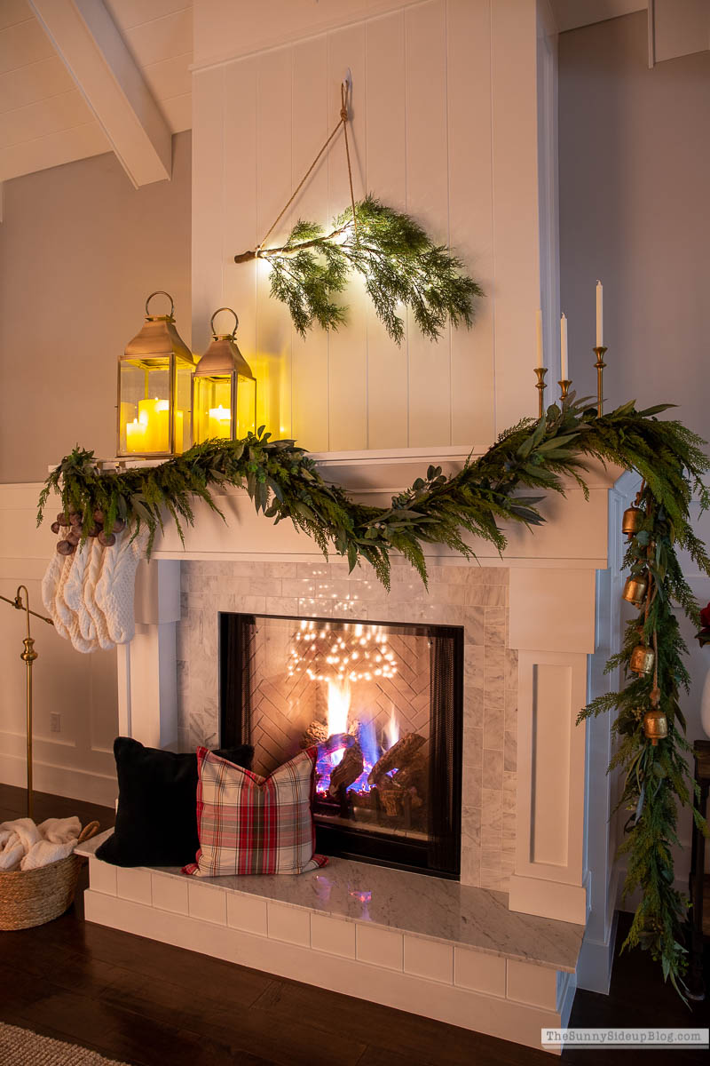 Christmas Fireplace (Sunny Lifestyles)