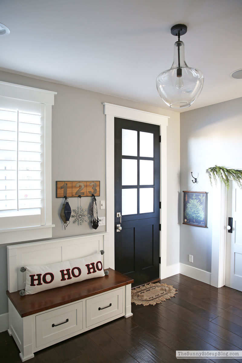 Christmas mudroom (Sunny Lifestyles)