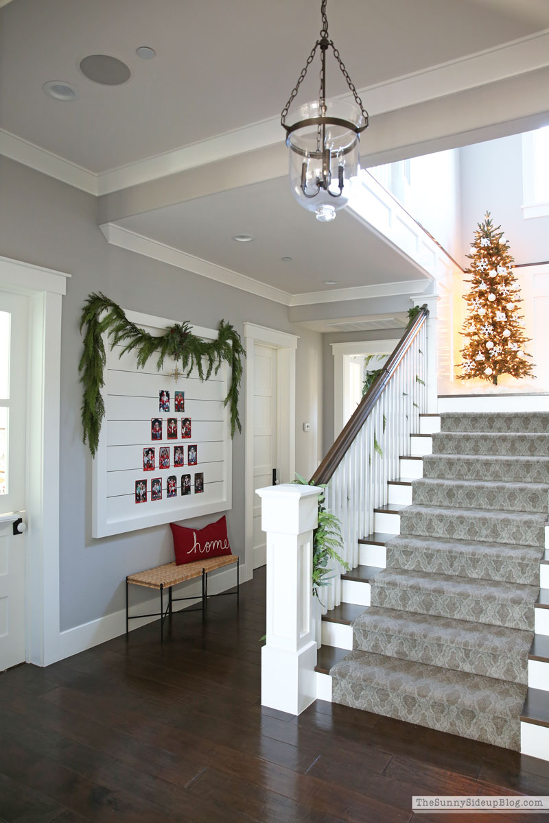 Shiplap Santa picture display (Sunny Lifestyles)