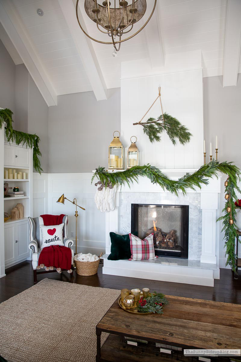 Christmas Family Room (Sunny Lifestyles)