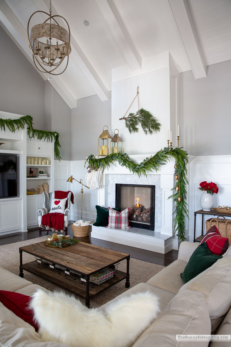 Christmas Family Room (Sunny Lifestyles)