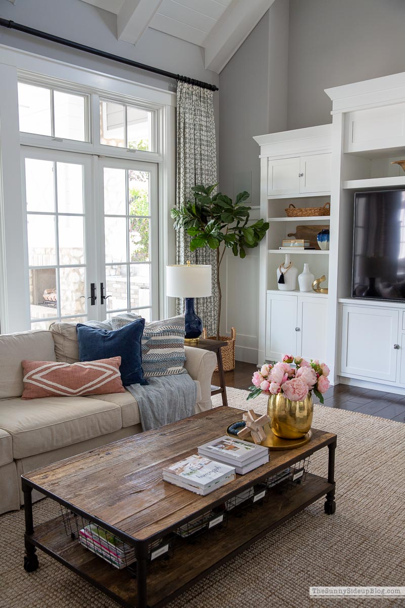 Spring Family Room (Sunny Lifestyles)