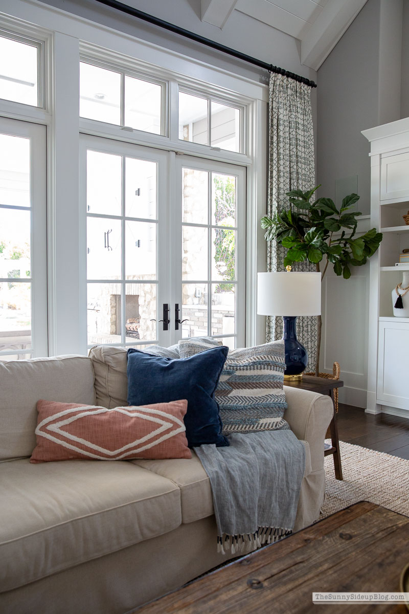 Spring Family Room (Sunny Lifestyles)