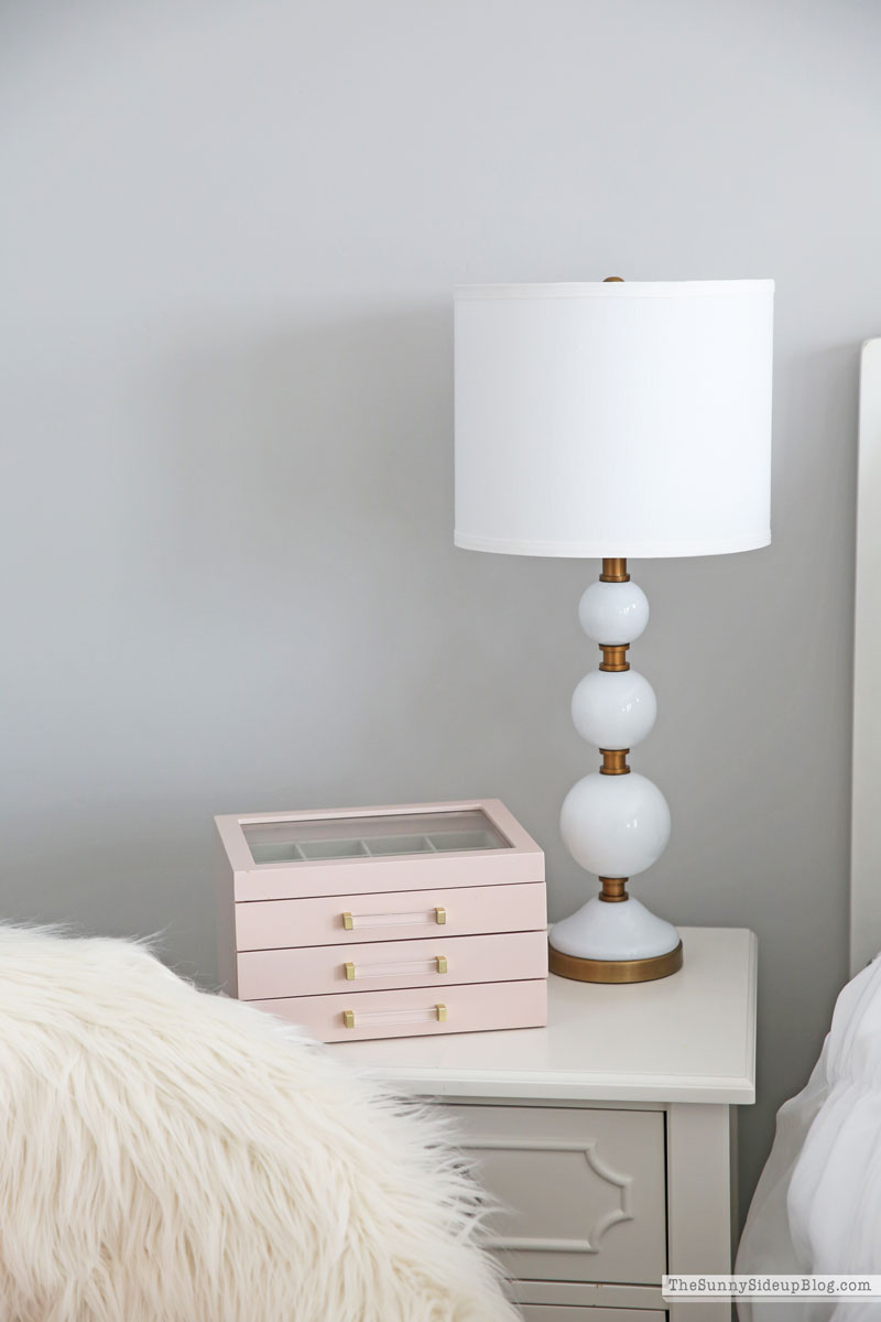 Teen girl bedroom update (Sunny Lifestyles)