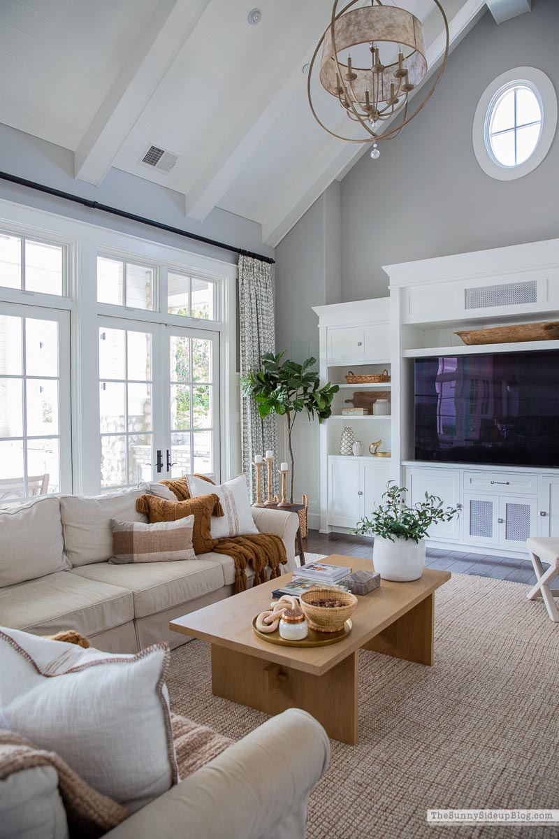 Fall Family Room Decor (Sunny Lifestyles)