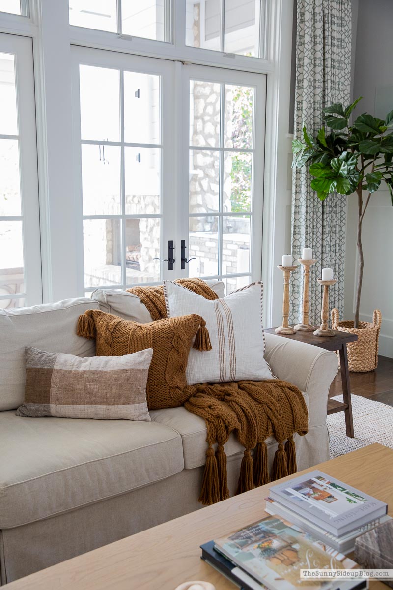 Fall Family Room Decor (Sunny Lifestyles)