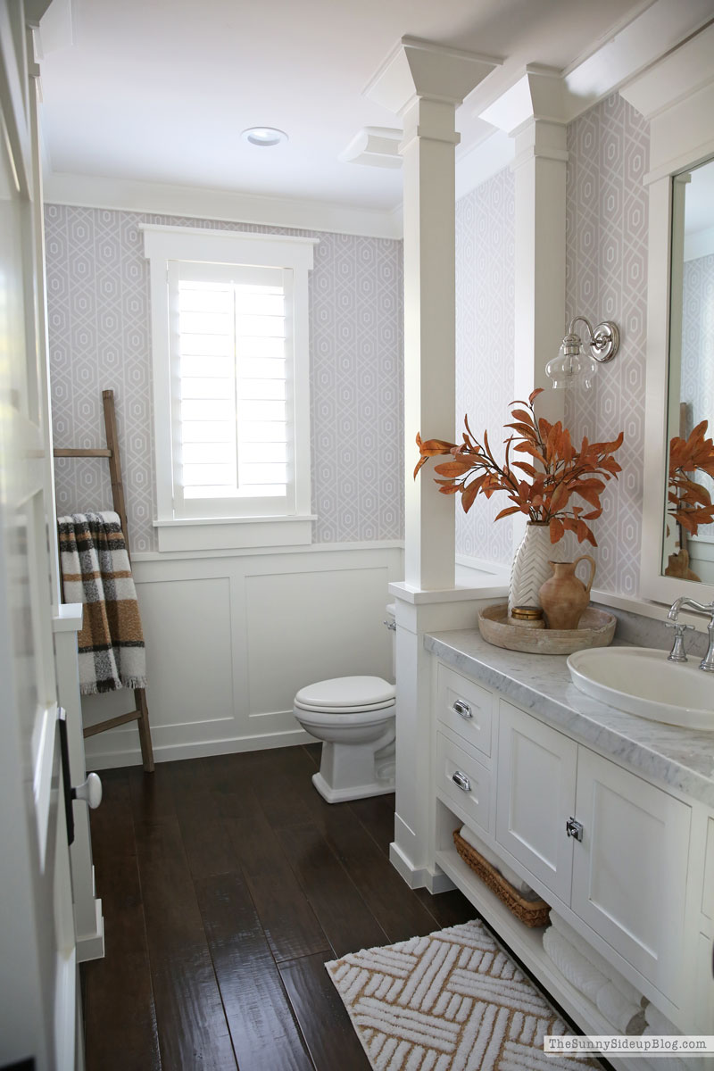 Fall powder bathroom (Sunny Lifestyles)